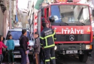 Yola parketmiş araç itfaiyeyi engelledi