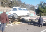 Yolcu minibüsü buzlanma nedeniyle devrildi: 3 yaralı