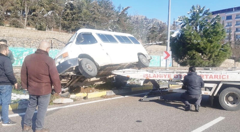 Yolcu minibüsü buzlanma nedeniyle devrildi: 3 yaralı