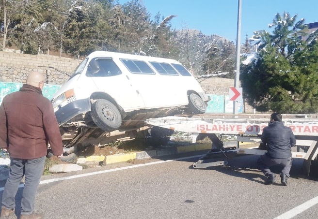 Yolcu minibüsü buzlanma nedeniyle devrildi: 3 yaralı