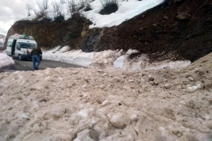 Yolcu minibüsü çığ altında kalmaktan son anda kurtuldu