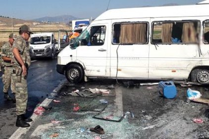Yolcu minibüsü devrildi: 2&#8217;si ağır 19 yaralı