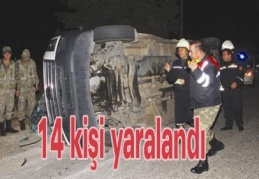 Yolcu minibüsü ile otomobilin çarpışması sonucu 14 kişi yaralandı