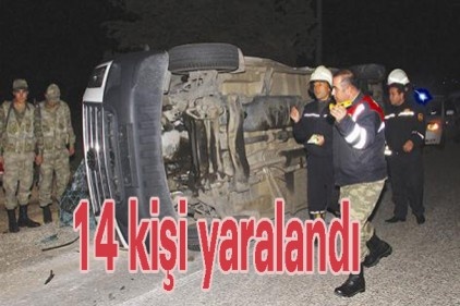 Yolcu minibüsü ile otomobilin çarpışması sonucu 14 kişi yaralandı