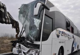 Yolcu otobüsü TIR’a çarptı: 8 yaralı