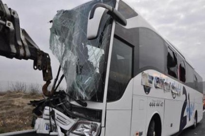 Yolcu otobüsü TIR&#8217;a çarptı: 8 yaralı
