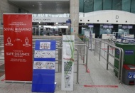 Yolcular uçağa binerken ateşleri ölçüldü