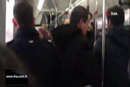 Yolculara küsen şoför dakikalarca otobüsü bekletti