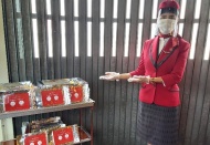 Yolculara maske, dezenfektan ve antiseptik mendil paketi