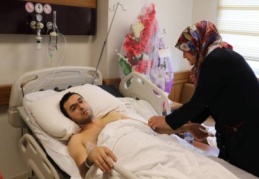 Yolda halay çekenleri uyarmak isteyen şahsa taksi çarptı
