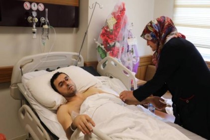 Yolda halay çekenleri uyarmak isteyen şahsa taksi çarptı