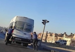 Yolda kalan işçi servisinin imdadına polisler yetişti