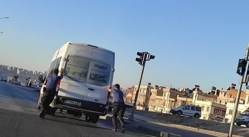 Yolda kalan işçi servisinin imdadına polisler yetişti