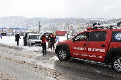 Yolda mahsur kalan şoförlerin yardımına koştular