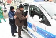 Yolda yürüyemeyen yaşlıların yardımına Şahinbey ekipleri yetişti