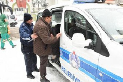 Yolda yürüyemeyen yaşlıların yardımına Şahinbey ekipleri yetişti