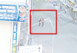 Yolda yürüyen kadının telefonunu gasp etti