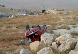 Yoldan çıkan araç kayalıklara uçtu: 3 yaralı 
