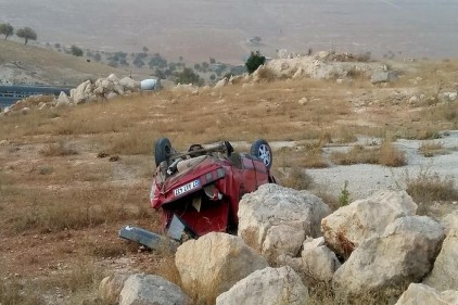 Yoldan çıkan araç kayalıklara uçtu: 3 yaralı 
