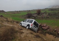 Yoldan çıkan araç su kanalına uçtu