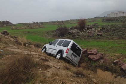 Yoldan çıkan araç su kanalına uçtu