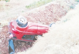 Yoldan çıkan otomobil kanala devrildi