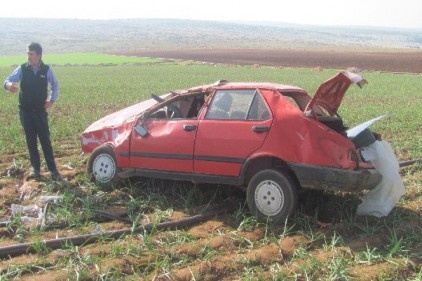 Yoldan çıkan otomobil sarımsak tarlasına girdi: 1 ölü, 2 yaralı 