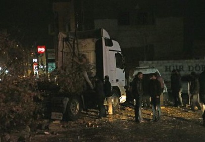 Yoldan çıkan TIR park halindeki otomobillere çarptı 