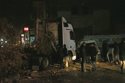 Yoldan çıkan TIR park halindeki otomobillere çarptı 