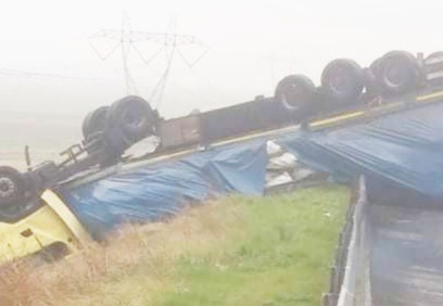 Yoldan çıkan TIR ters döndü