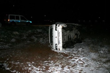 Yollar buz tuttu, araçlar kaydı