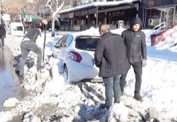 Yollar buz tuttu, vatandaş kendi imkanlarıyla işlerini yürütüyor