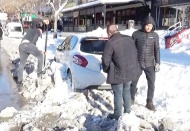 Yollar buz tuttu, vatandaş kendi imkanlarıyla işlerini yürütüyor