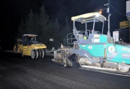 Yollar gece asfaltlanıyor