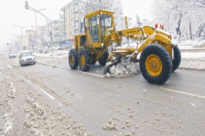 Yollarda biriken karlar temizlendi