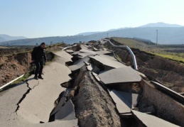 Yollarda oluşan devasa çatlaklar dehşet verici