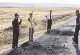 Yollardaki çukurlar kapatılıyor 