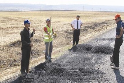 Yollardaki çukurlar kapatılıyor 