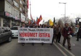 Yolsuzluklar protesto edildi Türkiye halkını enayi yerine koyamaya çalışıyorlar