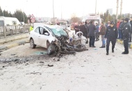 Yön levhasına çarpan otomobilin sürücüsü hayatını kaybetti