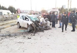 Yön levhasına çarpan otomobilin sürücüsü hayatını kaybetti