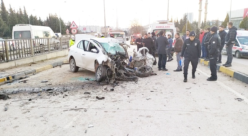Yön levhasına çarpan otomobilin sürücüsü hayatını kaybetti