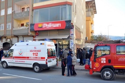 Yük asansörü ile duvar arasında kalan işçi, hayatını kaybetti