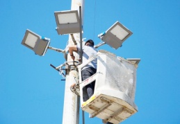 Yüksek aydınlatmalara, enerji verimliliği yüksek ve tasarruf sağlayan led projektörler takıldı