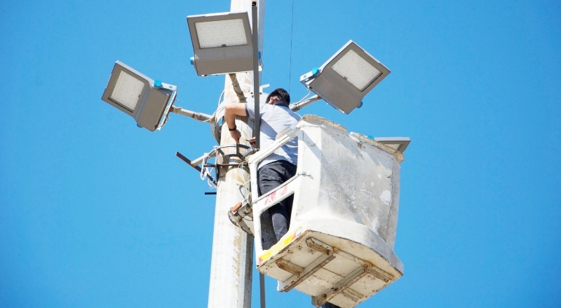 Yüksek aydınlatmalara, enerji verimliliği yüksek ve tasarruf sağlayan led projektörler takıldı
