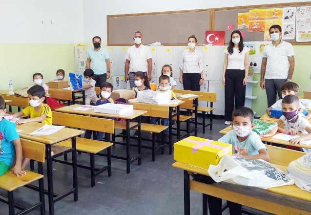 Yüksekokul öğrencilerinden köy okulundaki 80 öğrenciye destek