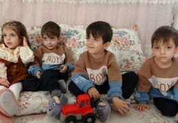 Yüksekova'nın dördüzleri kumbaralarını depremzedelere bağışladı