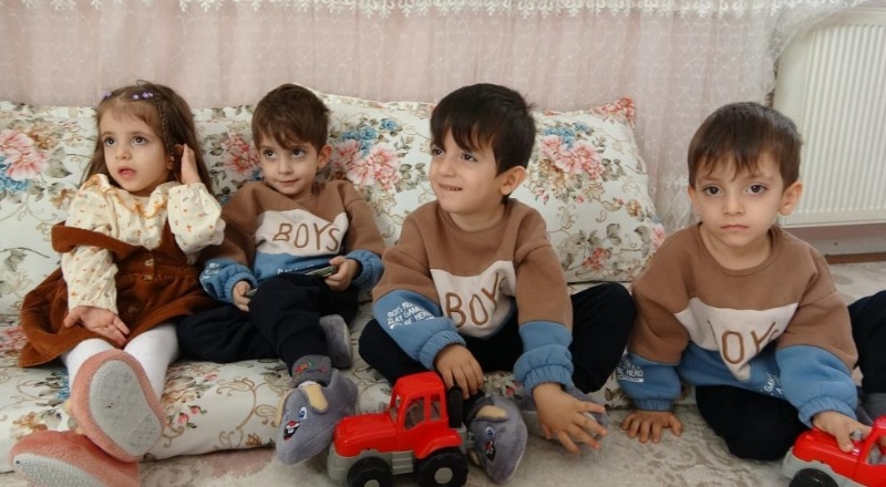 Yüksekova'nın dördüzleri kumbaralarını depremzedelere bağışladı