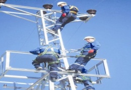 Yüksekte çalışma teknisyenleri çalışanları eğitiyor