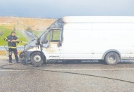 Yumurta yüklü minibüs alev aldı